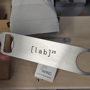 apribottiglie-levatappi-personalizzato-laser-apad